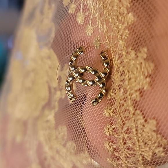 Chanel vintage Gold plated Earrings 0.5 inch - Picture 4 of 6